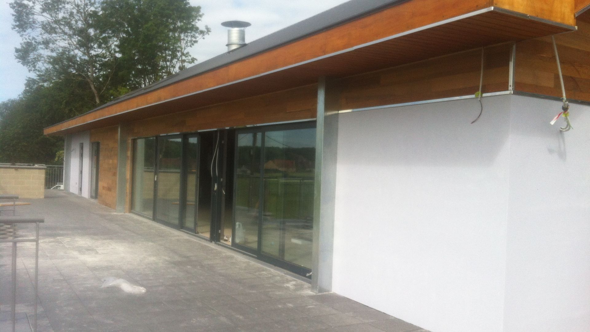 Châssis et baies vitrées sur bâtiment contemporain