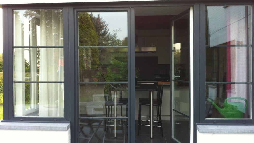 Baies et portes assorties — façades avant et arrière
