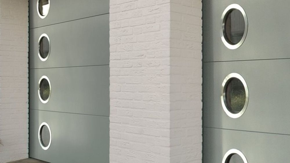 Portes de garage sectionnelles avec hublots — finition moderne