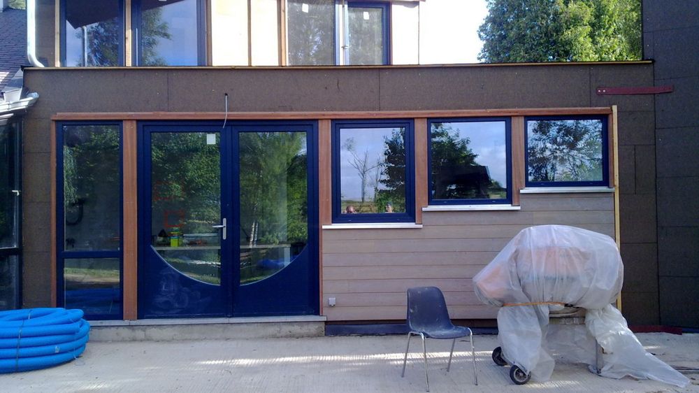Rénovation de façade — châssis anthracite et bardage bois