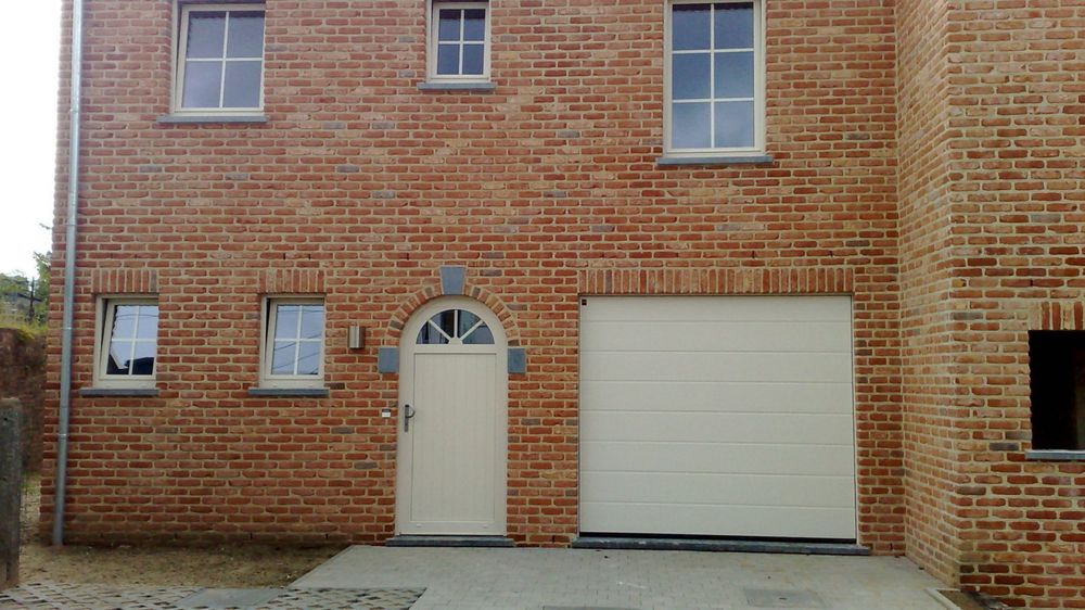 Rénovation de maison — porte cintrée et garage sectionnel