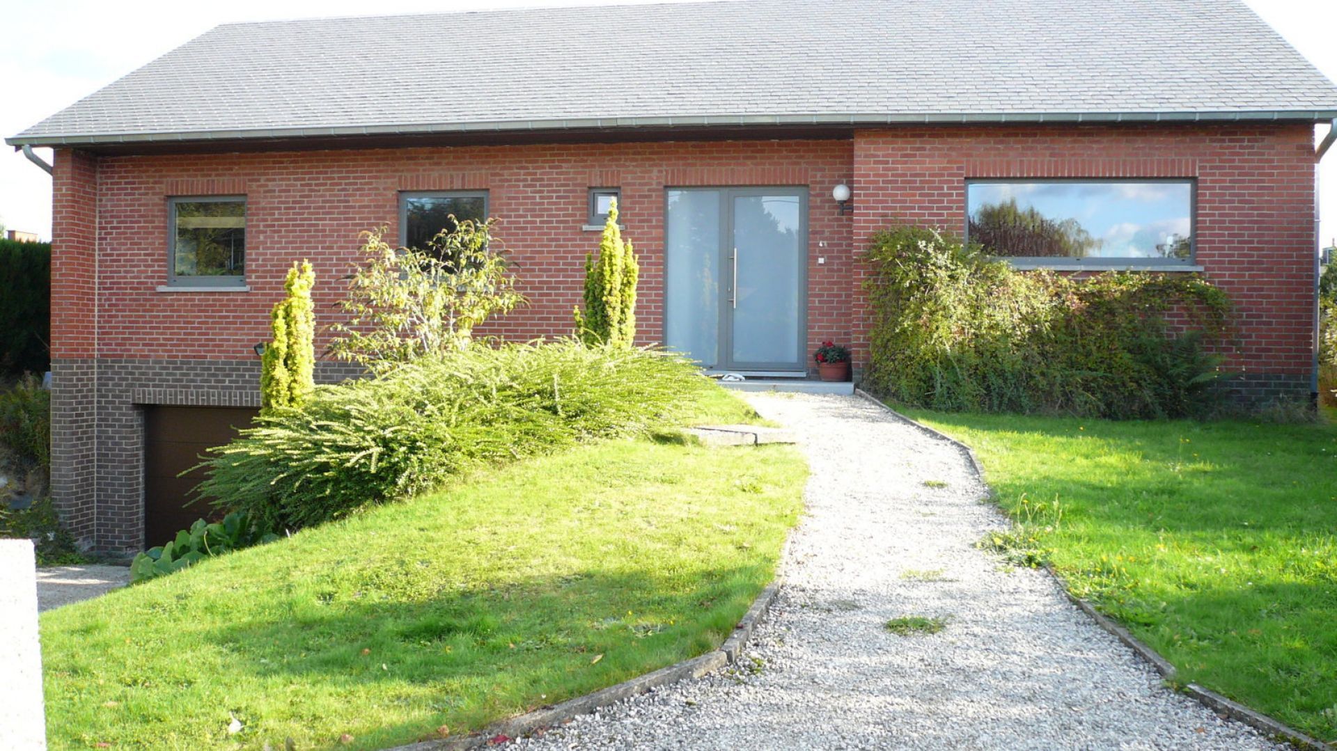 Porte d'entrée et châssis assortis — maison en briques