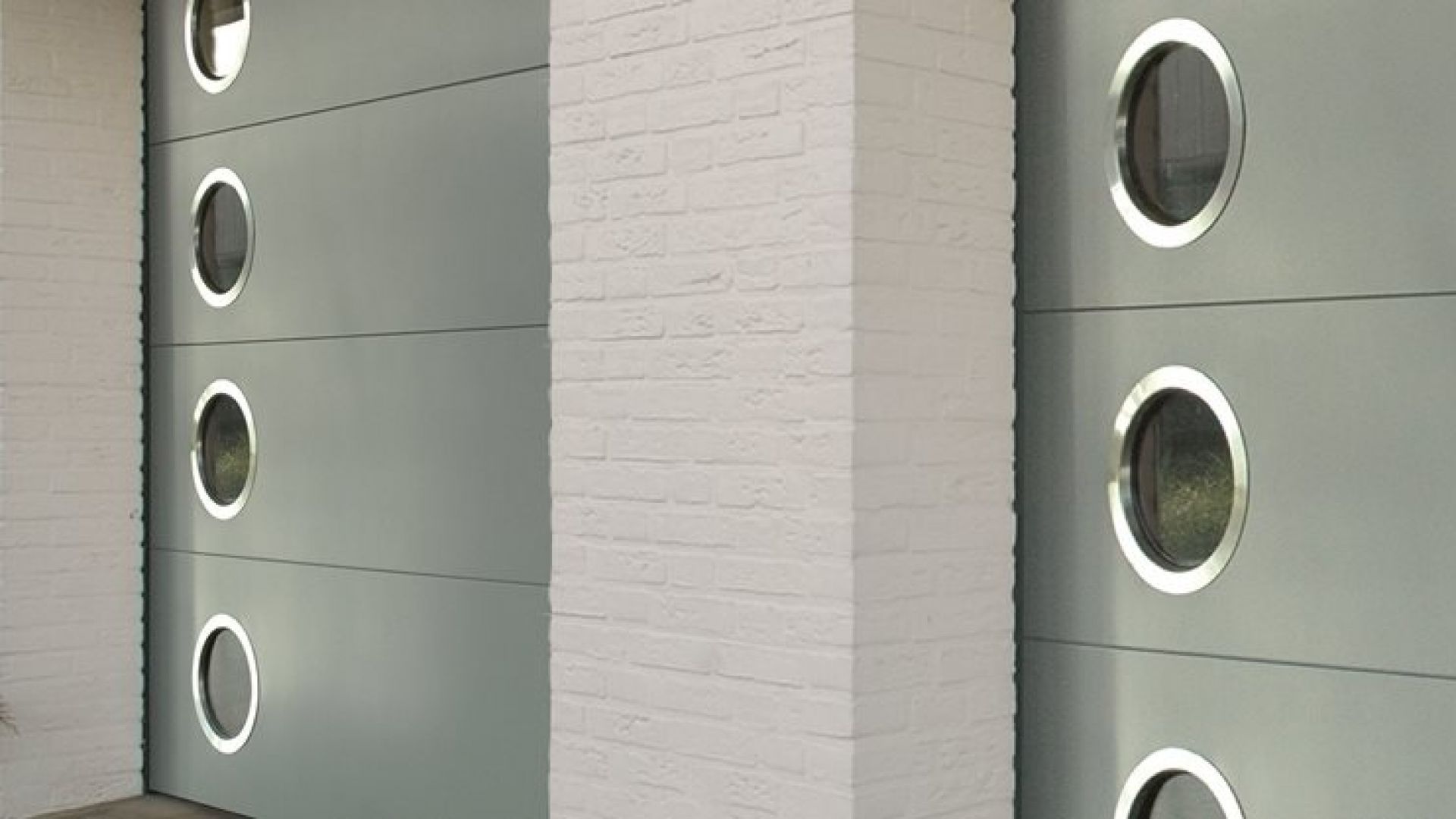 Portes de garage sectionnelles avec hublots — finition moderne