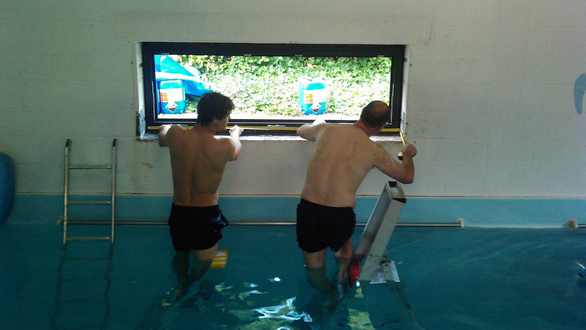 Pose de châssis en piscine intérieure — intervention technique
