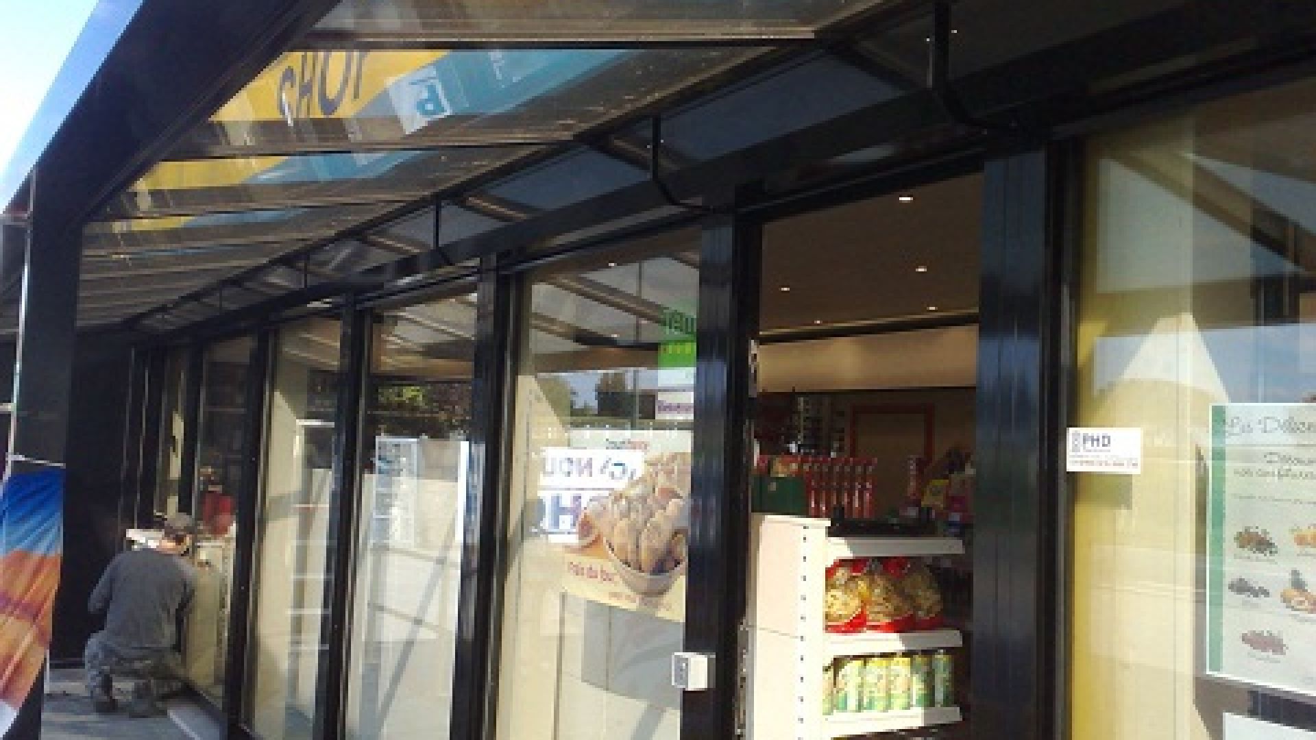 Devanture de magasin - volets de sécurité et menuiserie aluminium