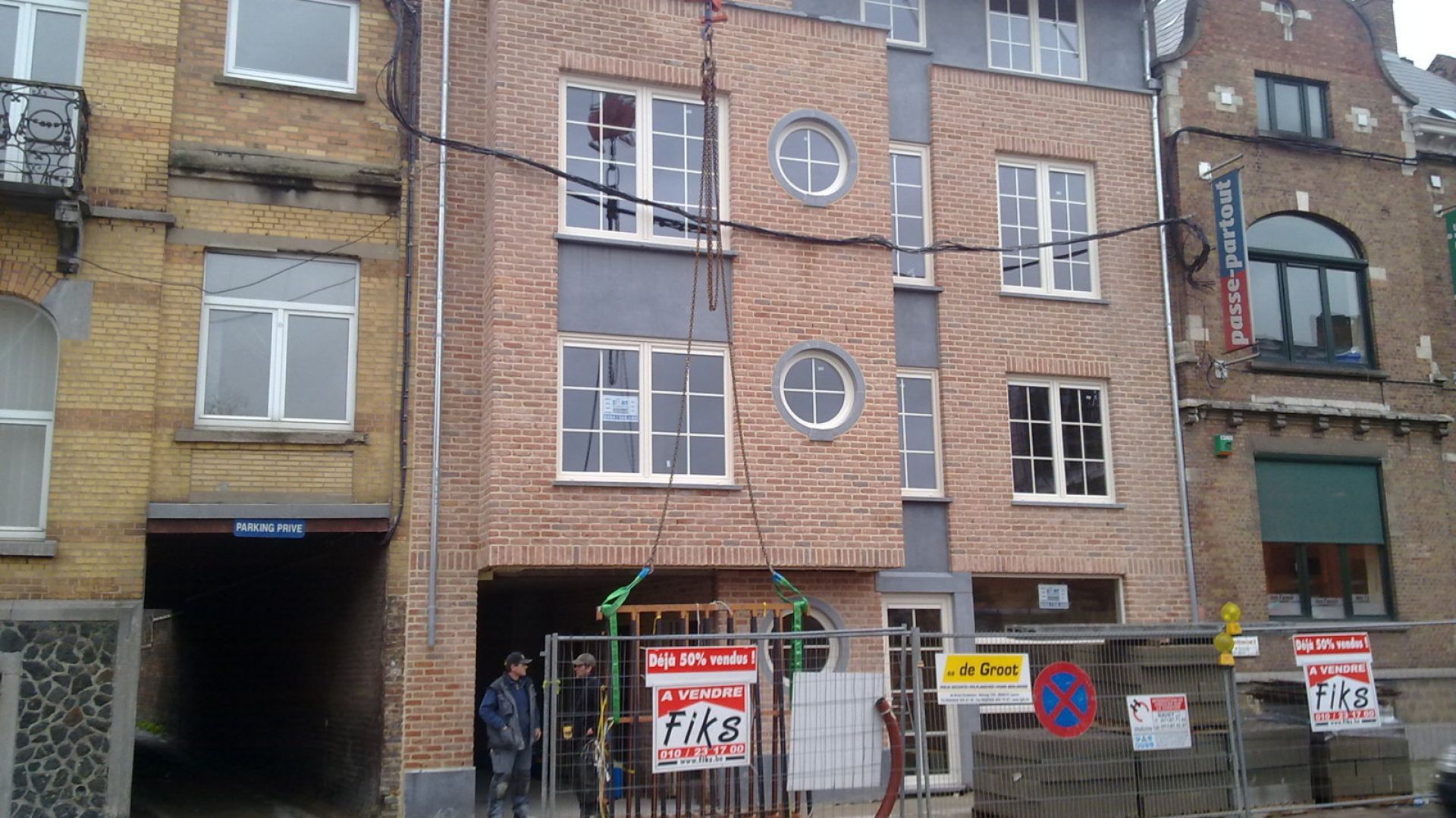 Rénovation d'immeuble — châssis et fenêtres œil-de-bœuf