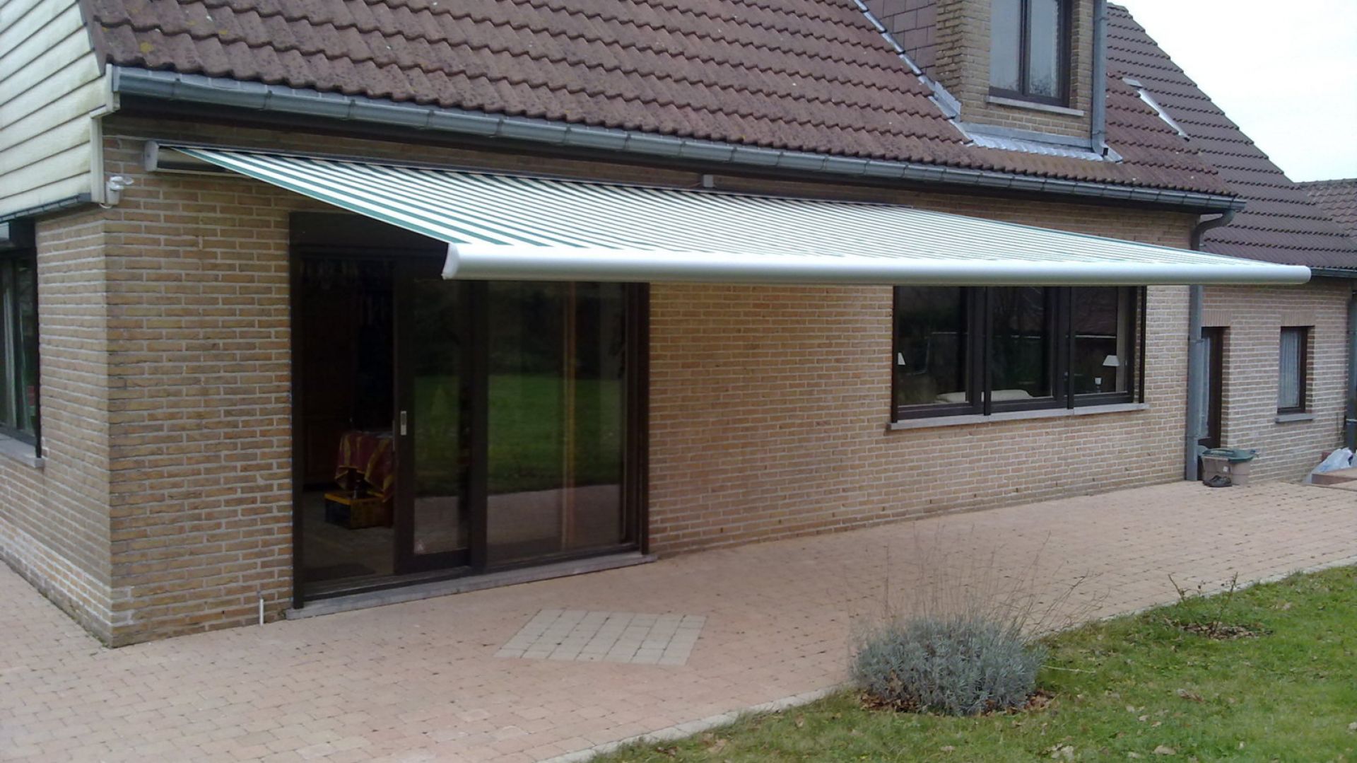 Store banne motorisé avec éclairage LED — terrasse